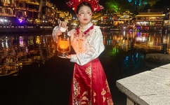 男同被六个男摁住CAO到哭